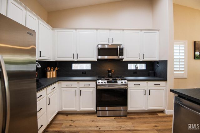 11512 Indian Hawthorne Street, Bakersfield, CA 93311