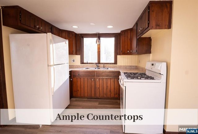 54 Glen Avenue 2nd Floor, Midland Park, NJ 07432