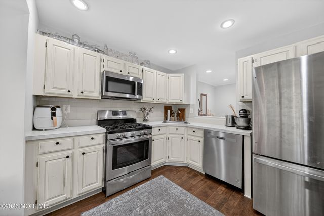 33 Heron Court, Manalapan, NJ 07726