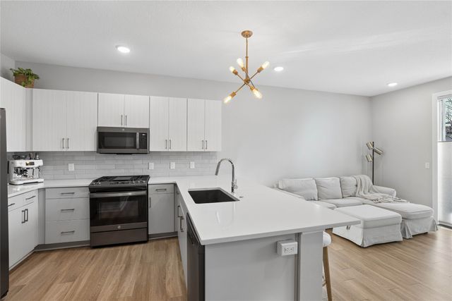 400 SW 7th Street 104, Des Moines, IA 50309