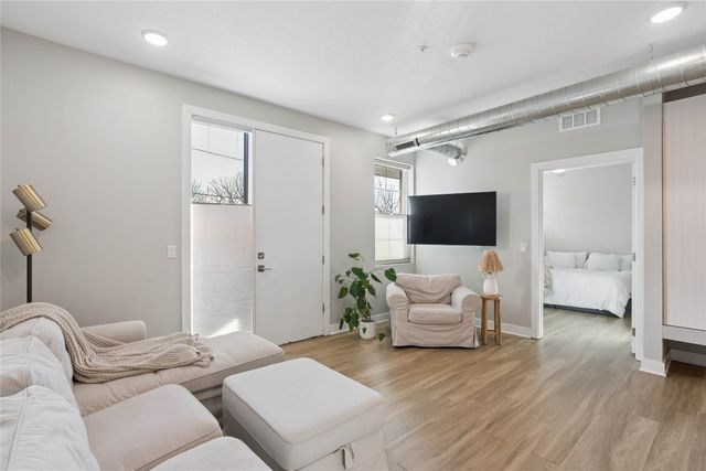 400 SW 7th Street 104, Des Moines, IA 50309