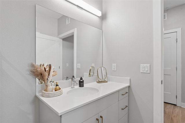 400 SW 7th Street 104, Des Moines, IA 50309