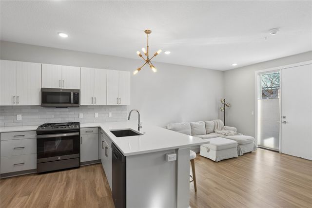 400 SW 7th Street 104, Des Moines, IA 50309