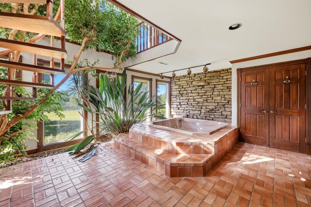 2552 S Skyline Drive, Springfield, MO 65804