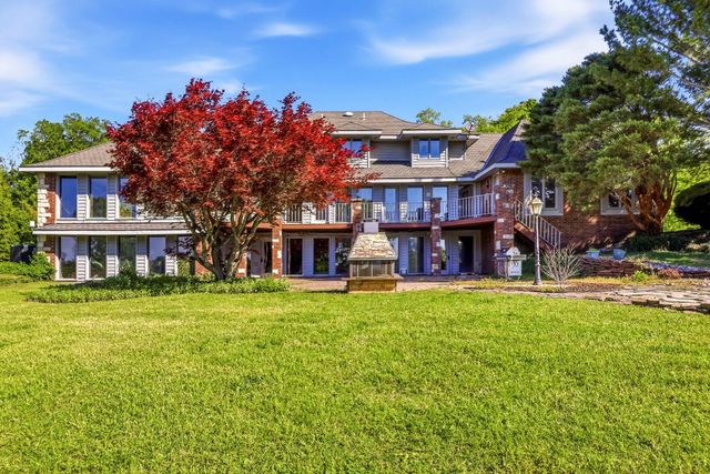 2552 S Skyline Drive, Springfield, MO 65804