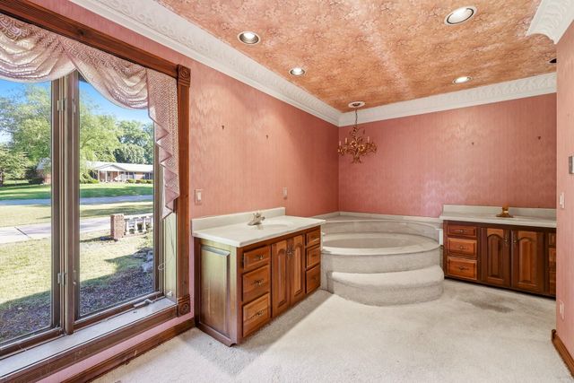 2552 S Skyline Drive, Springfield, MO 65804