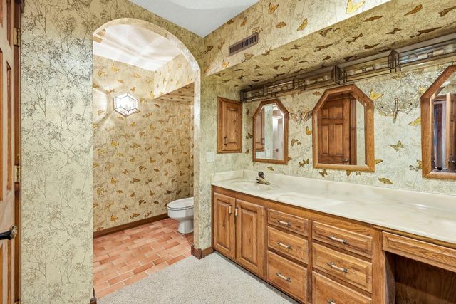 2552 S Skyline Drive, Springfield, MO 65804