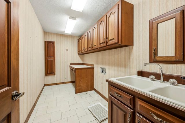 2552 S Skyline Drive, Springfield, MO 65804