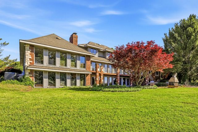 2552 S Skyline Drive, Springfield, MO 65804