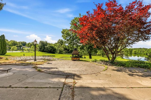 2552 S Skyline Drive, Springfield, MO 65804