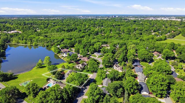2552 S Skyline Drive, Springfield, MO 65804