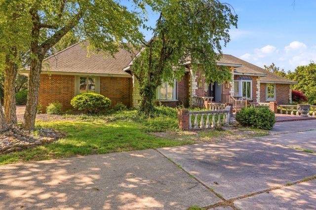 2552 S Skyline Drive, Springfield, MO 65804