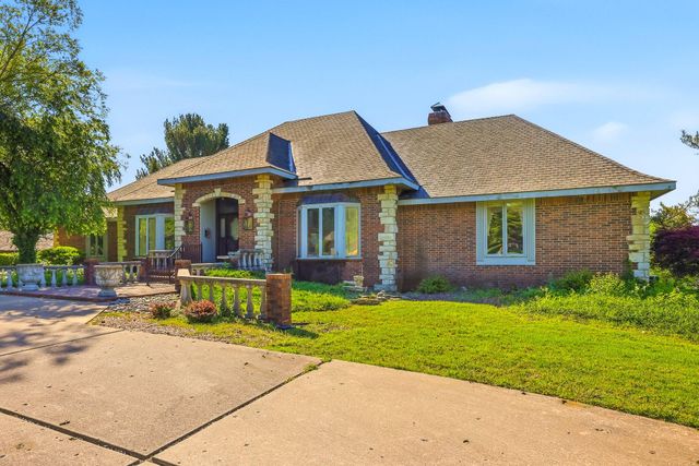 2552 S Skyline Drive, Springfield, MO 65804