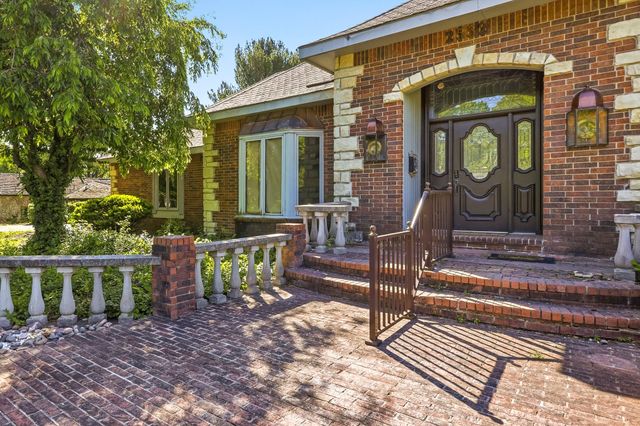 2552 S Skyline Drive, Springfield, MO 65804