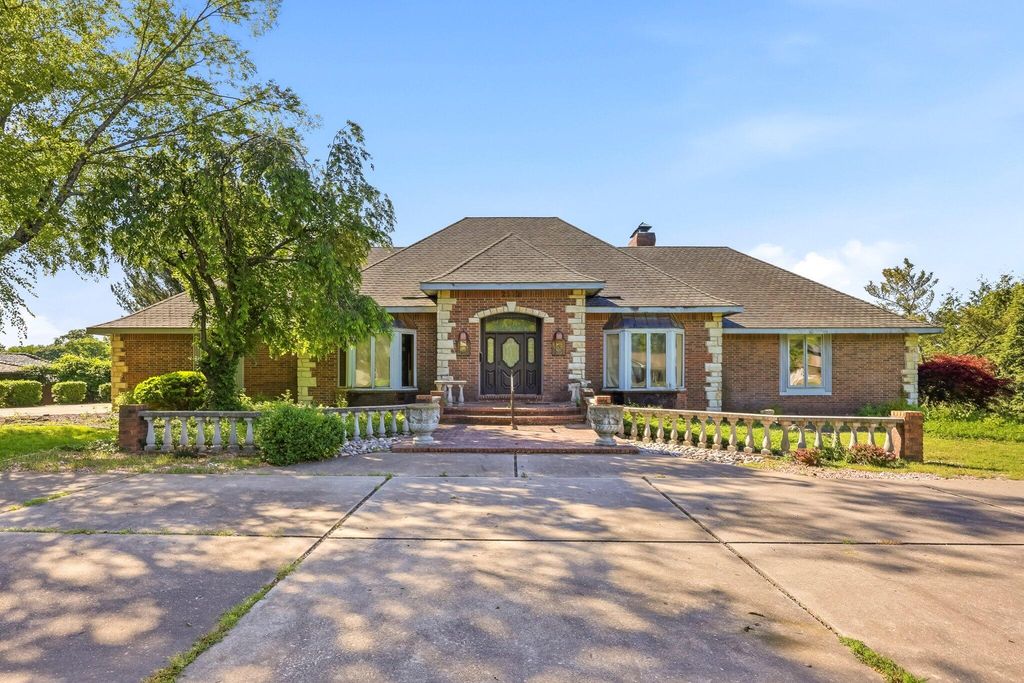 2552 S Skyline Drive, Springfield, MO 65804