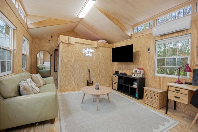 56 Erin Drive, Huntsville, TX 77320