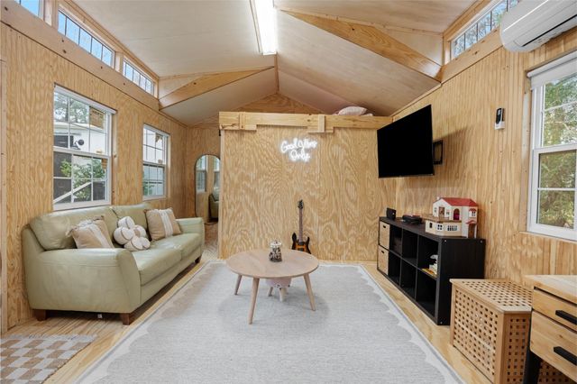 56 Erin Drive, Huntsville, TX 77320