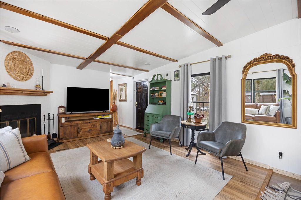 56 Erin Drive, Huntsville, TX 77320