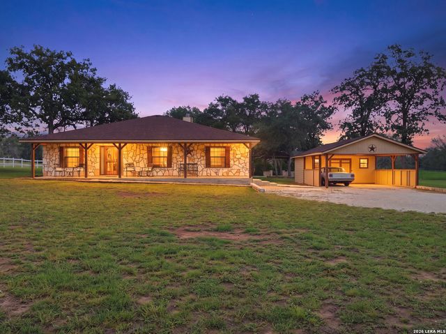 105 Whispering Oaks Dr, Adkins, TX 78101