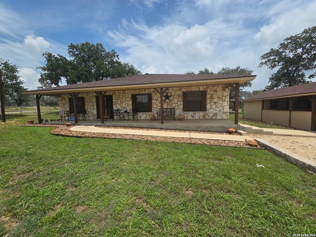105 Whispering Oaks Dr, Adkins, TX 78101