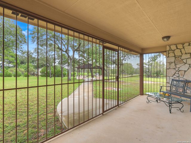105 Whispering Oaks Dr, Adkins, TX 78101
