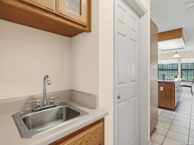 105 Whispering Oaks Dr, Adkins, TX 78101