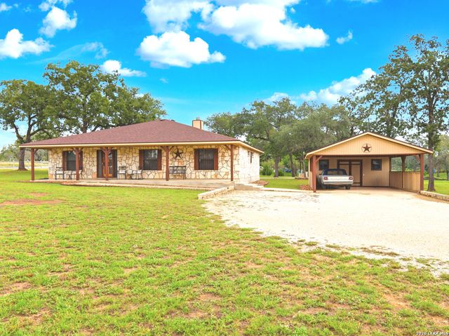 105 Whispering Oaks Dr, Adkins, TX 78101