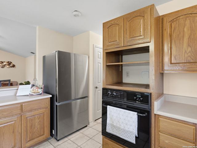 105 Whispering Oaks Dr, Adkins, TX 78101