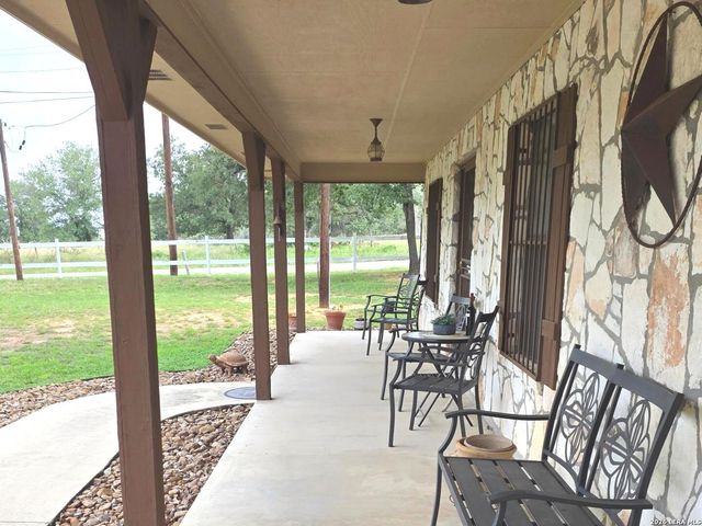105 Whispering Oaks Dr, Adkins, TX 78101