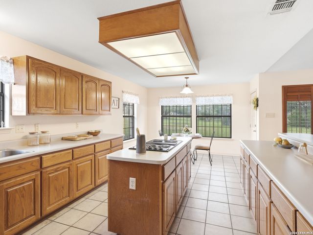 105 Whispering Oaks Dr, Adkins, TX 78101