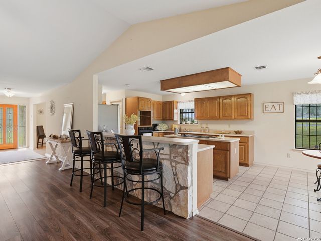 105 Whispering Oaks Dr, Adkins, TX 78101