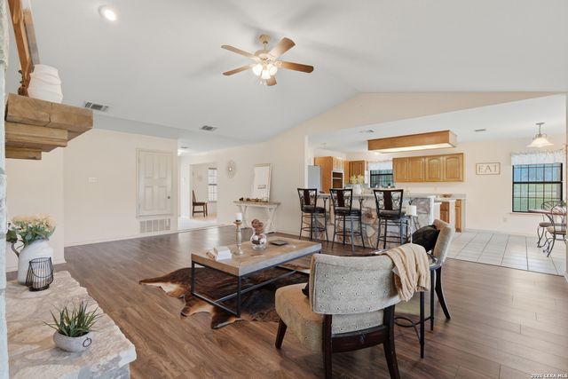 105 Whispering Oaks Dr, Adkins, TX 78101