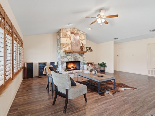 105 Whispering Oaks Dr, Adkins, TX 78101