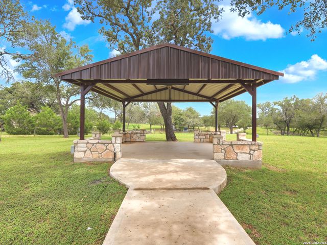 105 Whispering Oaks Dr, Adkins, TX 78101