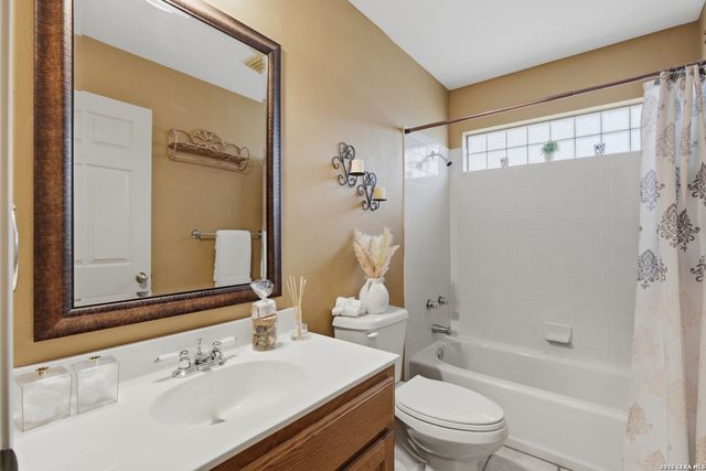 105 Whispering Oaks Dr, Adkins, TX 78101