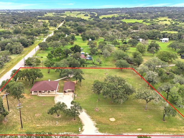 105 Whispering Oaks Dr, Adkins, TX 78101