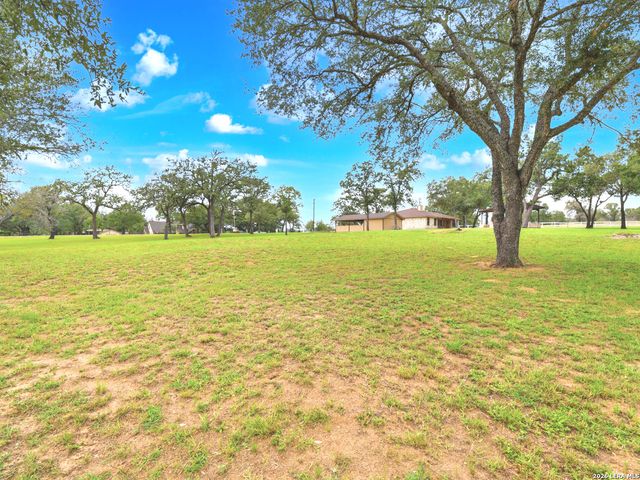 105 Whispering Oaks Dr, Adkins, TX 78101