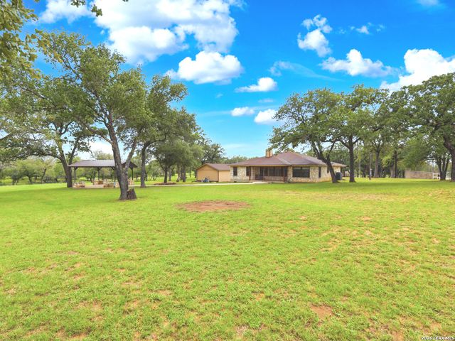 105 Whispering Oaks Dr, Adkins, TX 78101