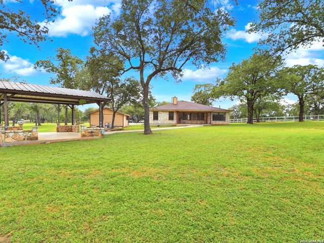 105 Whispering Oaks Dr, Adkins, TX 78101