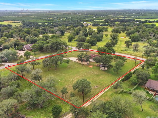 105 Whispering Oaks Dr, Adkins, TX 78101