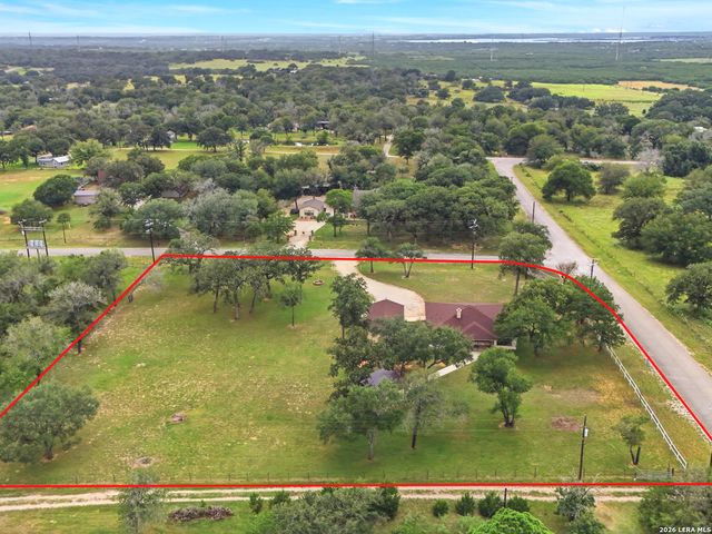 105 Whispering Oaks Dr, Adkins, TX 78101