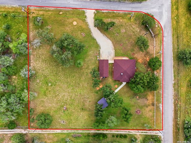 105 Whispering Oaks Dr, Adkins, TX 78101