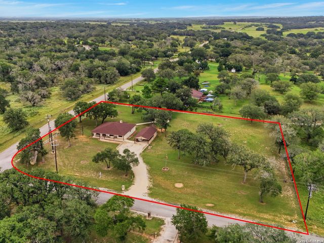 105 Whispering Oaks Dr, Adkins, TX 78101