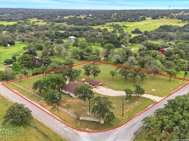 105 Whispering Oaks Dr, Adkins, TX 78101