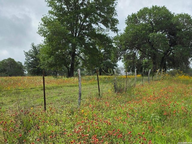 105 Whispering Oaks Dr, Adkins, TX 78101