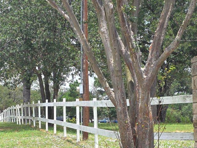 105 Whispering Oaks Dr, Adkins, TX 78101