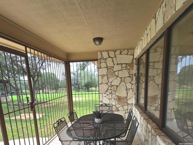 105 Whispering Oaks Dr, Adkins, TX 78101