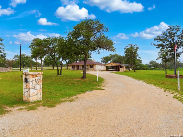 105 Whispering Oaks Dr, Adkins, TX 78101