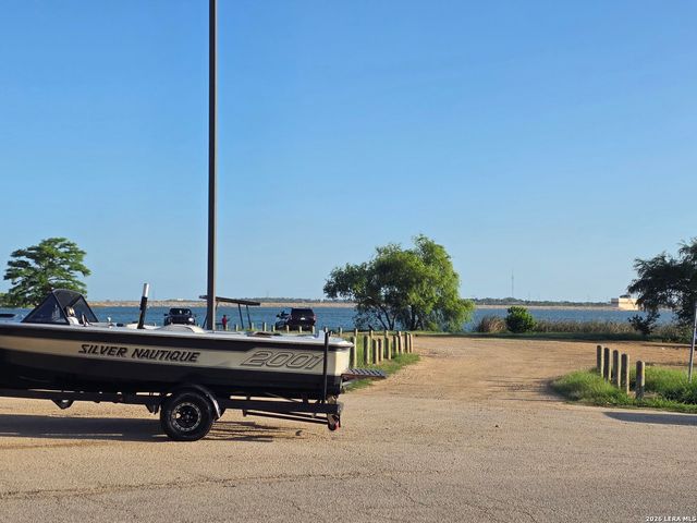 105 Whispering Oaks Dr, Adkins, TX 78101