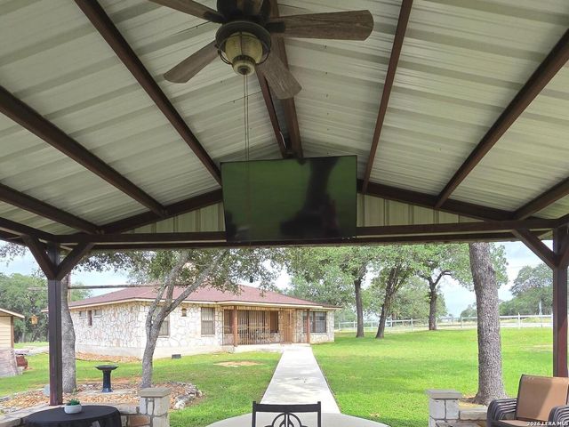 105 Whispering Oaks Dr, Adkins, TX 78101